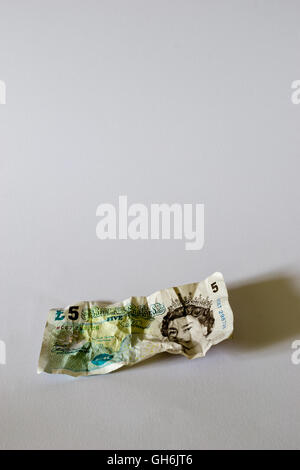 Una carta sgualcita cinque pound nota della moneta DEL REGNO UNITO Foto Stock