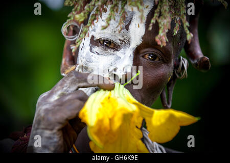 La donna da Suri tribe con tradizionale bodypainting in Etiopia Foto Stock