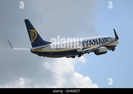 Aereo Ryanair decolla dall'aeroporto di East Midlands del Regno Unito Foto Stock