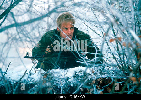 IM FADENKREUZ - ALLEIN GEGEN ALLE / dietro le linee nemiche USA 2001 / John Moore "Wir kämpfen nicht, wir beobachten nur' ist die ideare des Admirals Reigart. Doch der Kampfpilot Chris Burnett (Owen Wilson), mehr als nur das capitolo Gebiet zu erkunden. Als er un einem Weihnachtstag über bosnischem capitolo Gebiet fliegt, geraten er und ein anderer hinter pilota die feindlichen Linien und werden abgeschossen. Owen überlebt und versucht aus dem Feindesgebiet zu fliehen. Da Burnett durch eigenes Verschulden hinter die Linien geraten ist, wird Ammiraglio Reigart unter Druck gesetzt: Soll er den Soldaten retten und Foto Stock