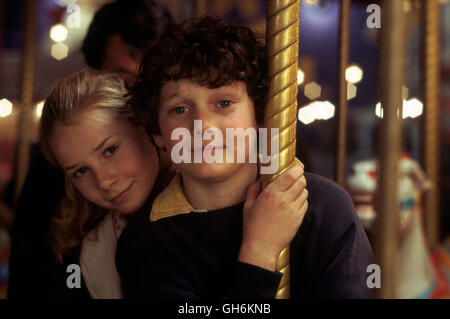 Cuori IN ATLANTIDE / CUORI IN ATLANTIDE USA 2001 / Scott Hicks Der Fotograf Bobby Garfield wird plötzlich un seine Kindheit erinnert, als er vom Tod sciabiche Sandkastenfreundes erfährt. Im Sommer 1960, als Bobby (ANTON YELCHIN) 11 Jahre alt guerra, waren Carol (MIKA BOREM) und Sully seine besten Freunde. Bobby wohnte mit circuizione Mutter Liz in einer Pension. Von circuizione verbitterten Mutter erfährt er nichts über seinen verstorbenen Vater. Doch Ted, Der Neue Mieter in der Pension, kümmert sich um den vernachlässigten Jungen und wird Ein Freund väterlicher. Ted öffnet Bobby eine unbekannte Welt. Als Foto Stock