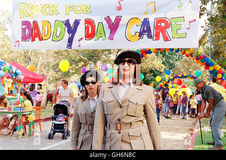 DER KINDERGARTEN DADDY / Daddy Day Care USA 2003 / Steve Carr Jenny (LACEY CHABERT), Miss Gwyneth Harridan (Anjelica Huston) Regie: Steve Carr aka. Il Daddy Day Care Foto Stock