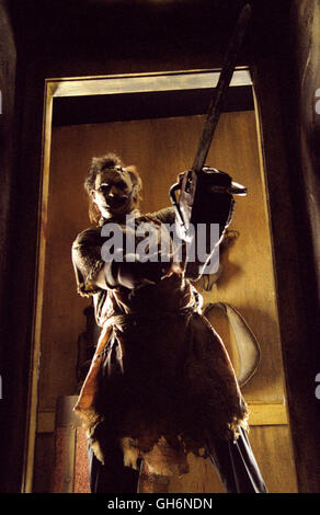 MICHAEL BAY Il Texas Chainsaw Massacre / Michael Bay Il Texas Chainsaw Massacre USA 2003 / MARCUS NISPEL Leatherface (ANDREW BRYNIARSKI) Regie: MARCUS NISPEL aka. Michael Bay Il Texas Chainsaw Massacre Foto Stock