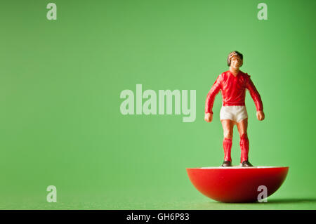 Giocatore di calcio Subbuteo con maglia rossa Foto Stock