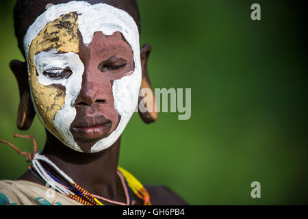 Giovane ragazza di Suri tribe con tradizionale bodypainting in Etiopia Foto Stock