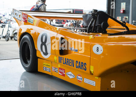 Andrew Newall della McLaren M8F CAN-AM auto sportiva a Silverstone 2016 evento classico, England, Regno Unito Foto Stock