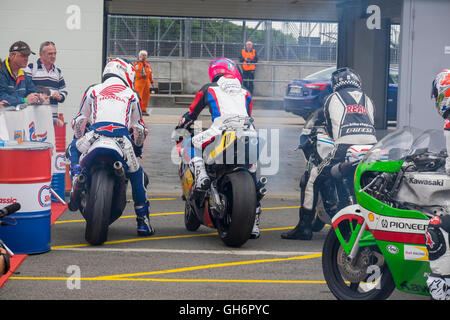 Classic racing moto nel paddock di Silverstone Classic 2016, REGNO UNITO Foto Stock