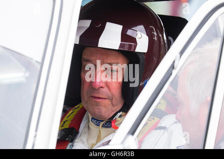 Racing driver Jack Oliver nel paddock di Silverstone evento classico, 2016 Foto Stock