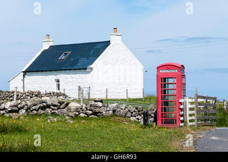 Un telefono remoto chiosco vicino Cleit sull isola di Barra nelle Ebridi Esterne. Foto Stock