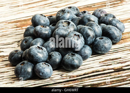 Manciata di fresche e mature di mirtilli succosa estate bacche Foto Stock