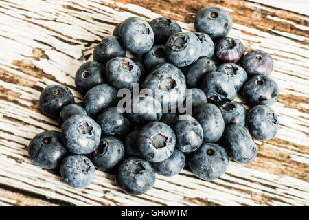 Manciata di fresche e mature di mirtilli succosa estate bacche Foto Stock