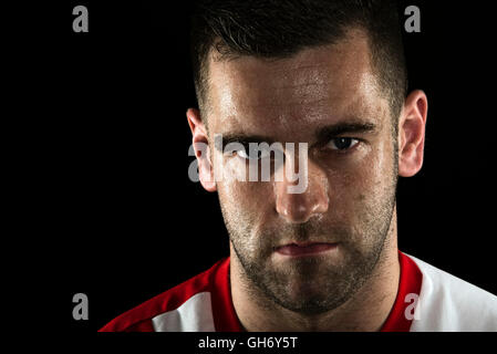 Football Soccer player atleta colpo di testa ritratto viso bagnato sudorazione Foto Stock