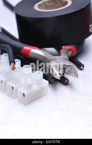 Utensili elettrici e kit di componenti da utilizzare in impianti elettrici sul metallo grigio Sfondo con posto per il testo Foto Stock