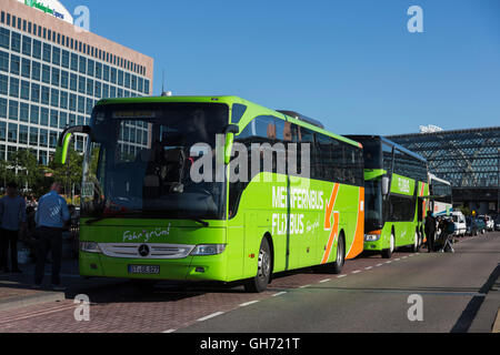 International coach station con Flixbus allenatori di Sloterdijk stazione ferroviaria di Amsterdam, Paesi Bassi Foto Stock