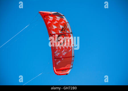 Rosso brillante Kite surf in aria sopra il Mar Menor in Murcia Spagna Foto Stock