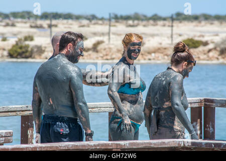 I bagnanti in terapeutica laguna di fango del Mar Menor a Lo Pagan in Murcia, Spagna Foto Stock