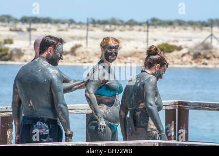 I bagnanti in terapeutica laguna di fango del Mar Menor a Lo Pagan in Murcia, Spagna Foto Stock