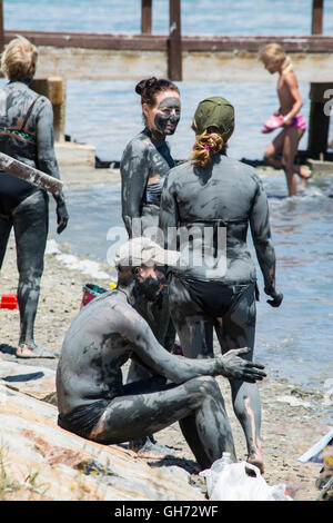 I bagnanti in terapeutica laguna di fango del Mar Menor a Lo Pagan in Murcia, Spagna Foto Stock