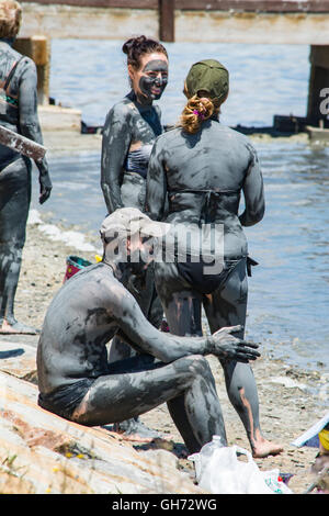 I bagnanti in terapeutica laguna di fango del Mar Menor a Lo Pagan in Murcia, Spagna Foto Stock