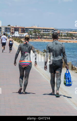 I bagnanti in terapeutica laguna di fango del Mar Menor a Lo Pagan in Murcia, Spagna Foto Stock