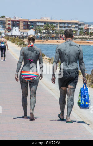 I bagnanti in terapeutica laguna di fango del Mar Menor a Lo Pagan in Murcia, Spagna Foto Stock