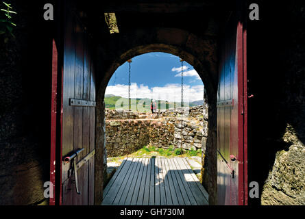 Il Portogallo, Parco Nazionale Peneda-Geres: porta medioevale del castello di Lindoso con la donna per godersi la vista dalle mura del castello Foto Stock
