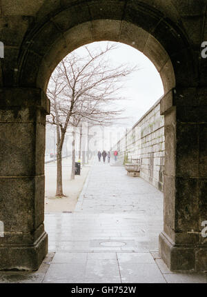 Nevicata a San Lorenzo de El Escorial come visto attraverso le arcate del monastero Foto Stock