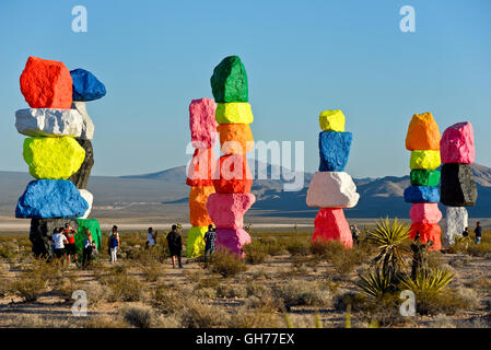 Artista svizzero Ugo Rondinone Sette Montagne magiche, Interstate 15 vicino a Las Vegas Nevada Foto Stock