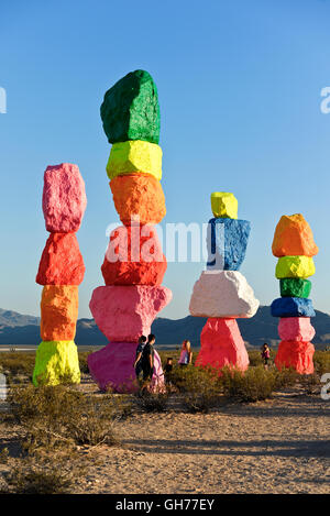 Artista svizzero Ugo Rondinone Sette Montagne magiche, Interstate 15 vicino a Las Vegas Nevada Foto Stock