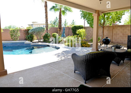 Cortile residenziale piscina Foto Stock