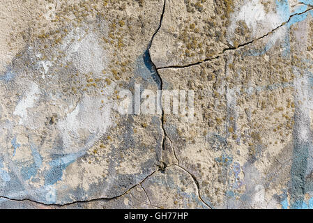 Un antico muro di cemento texture con craquelures e bianco e vernice blu Foto Stock