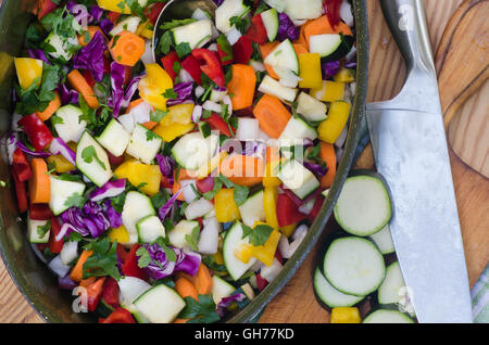 Primo piano alle colorate verdure tritate Foto Stock