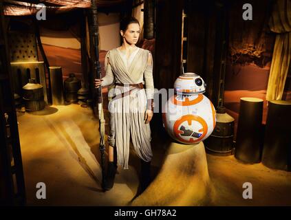 La nuova cera figura di Star Wars: La forza di carattere risveglia Rey, svolto da attrice Daisy Ridley, va sul display con un BB-8 droid, al museo delle cere di Madame Tussauds a Londra. Foto Stock