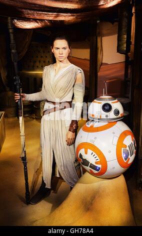 La nuova cera figura di Star Wars: La forza di carattere risveglia Rey, svolto da attrice Daisy Ridley, va sul display con un BB-8 droid, al museo delle cere di Madame Tussauds a Londra. Foto Stock