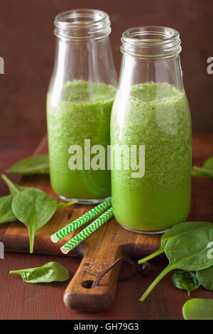 Verde sano frullato di spinaci con limone arancione Foto Stock