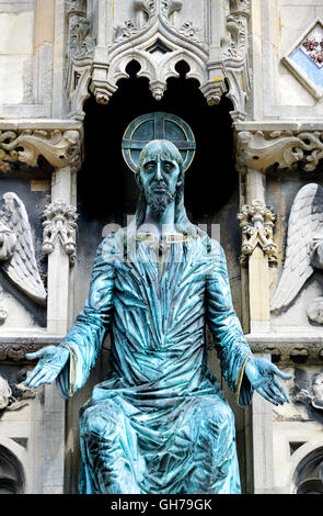 A Canterbury Kent, Regno Unito. Christchurch Gate (Ingresso alla Cattedrale) nel burro di mercato (quadrato). Bronze - la figura di Cristo Foto Stock