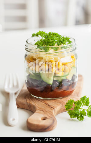 Fagiolo vegetariano granturco dolce insalata di formaggio a mason jar Foto Stock