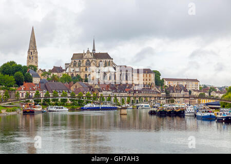 Vista di Auxerre, fiume Yonne e Abbazia di Saint-Germain. Borgogna, Francia Foto Stock