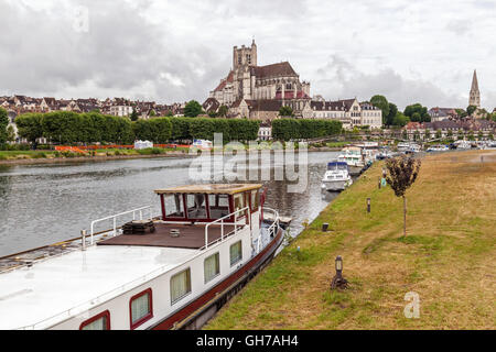 Vista di Auxerre, fiume Yonne e Abbazia di Saint-Germain. Borgogna, Francia. Foto Stock