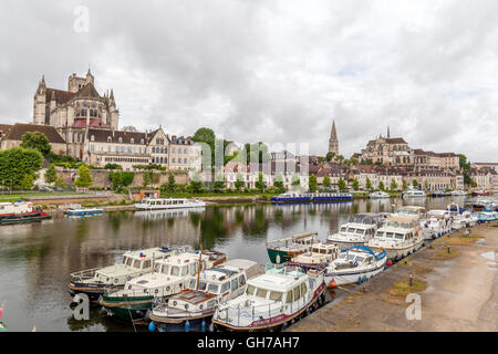 Vista di Auxerre, fiume Yonne e Abbazia di Saint-Germain. Borgogna, Francia. Foto Stock