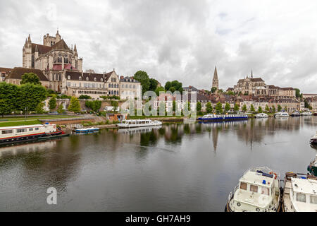 Vista di Auxerre, fiume Yonne e Abbazia di Saint-Germain. Borgogna, Francia. Foto Stock