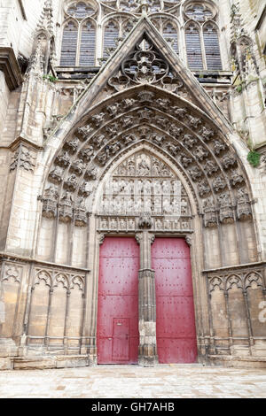 Portale ovest della Cattedrale di Saint-Etienne, Auxerre centro storico. Borgogna, Francia. Foto Stock