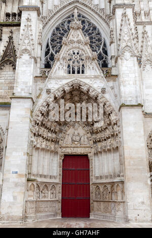 Portale ovest della Cattedrale di Saint-Etienne, Auxerre centro storico. Borgogna, Francia. Foto Stock