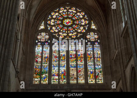 Vetrate nella Cattedrale di Saint-Etienne, Auxerre centro storico. Borgogna, Francia. Foto Stock