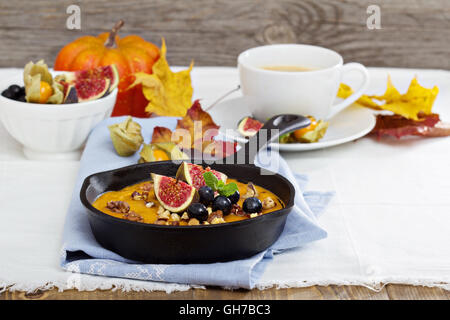 Farina di avena cotta al forno con purea di zucca Foto Stock