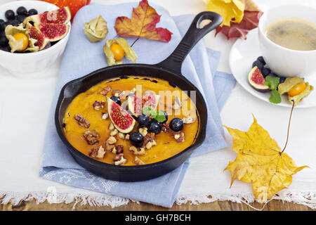 Farina di avena cotta al forno con purea di zucca Foto Stock