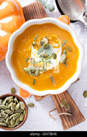 Zuppa di zucca in una ciotola Foto Stock