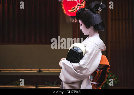 La bellezza di una Geisha in streeets di Kyoto, Giappone Foto Stock