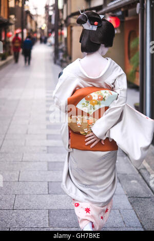 La bellezza di una Geisha in streeets di Kyoto, Giappone Foto Stock