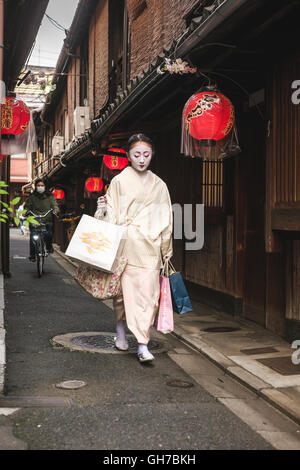 La bellezza di una Geisha in streeets di Kyoto, Giappone Foto Stock